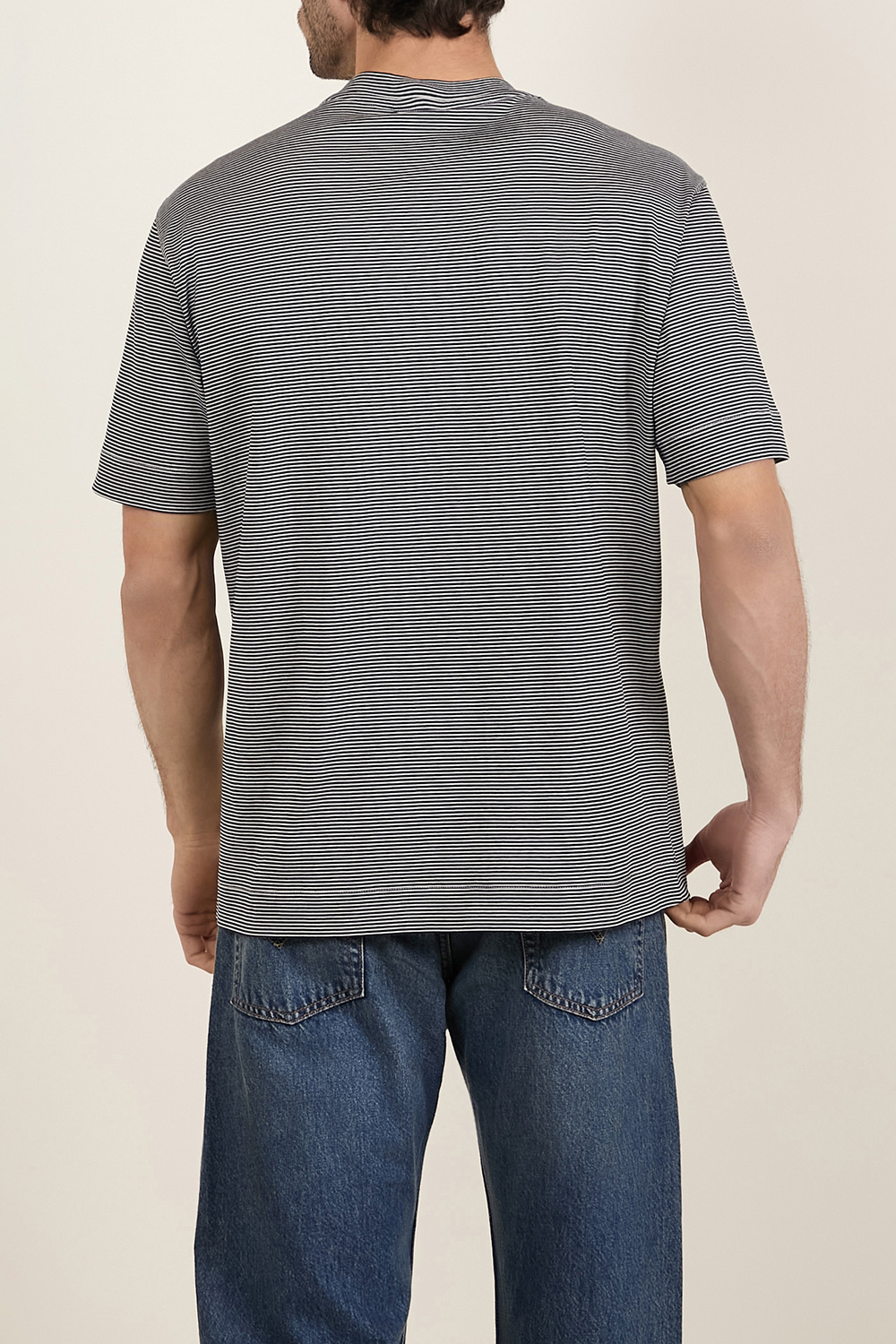 תמונת דוגמן אחורית של חולצת טי