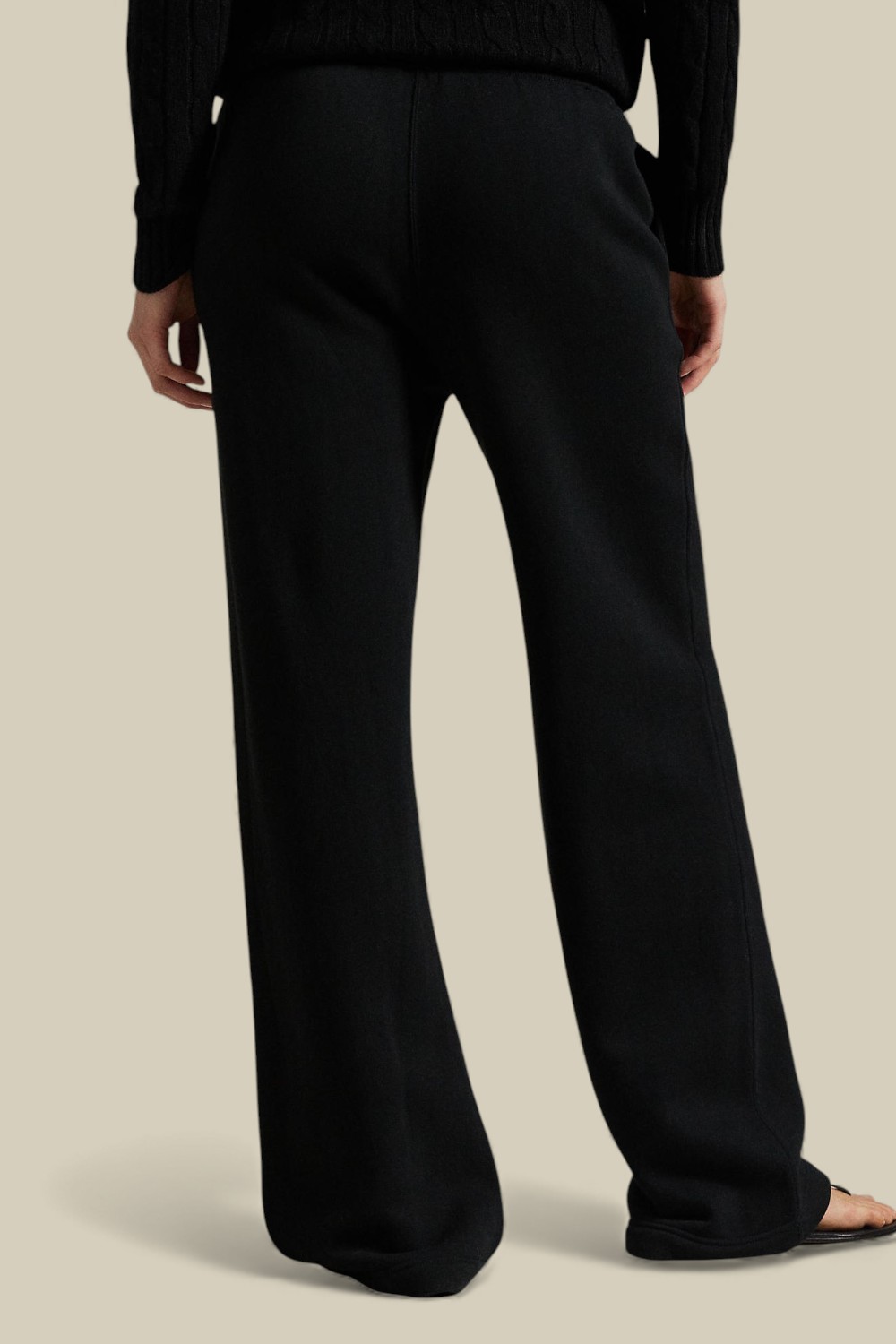 תמונת דוגמן אחורית של מכנסי ג'וגר