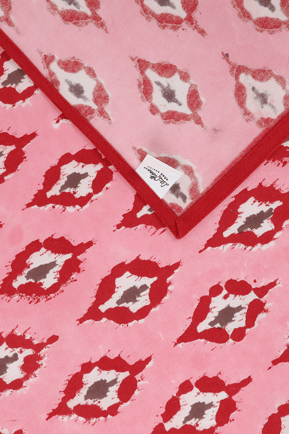 תמונת תקריב של פלייסמנט בגווני ורוד לבן ואדום