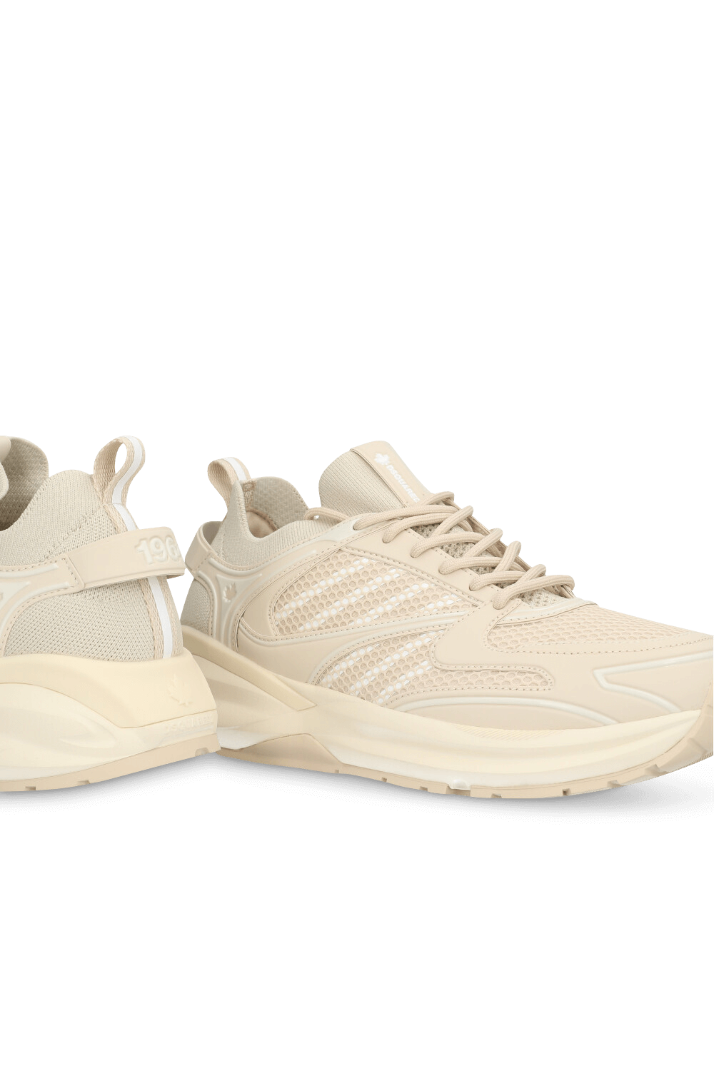 תמונת תקריב של נעלי סניקרס