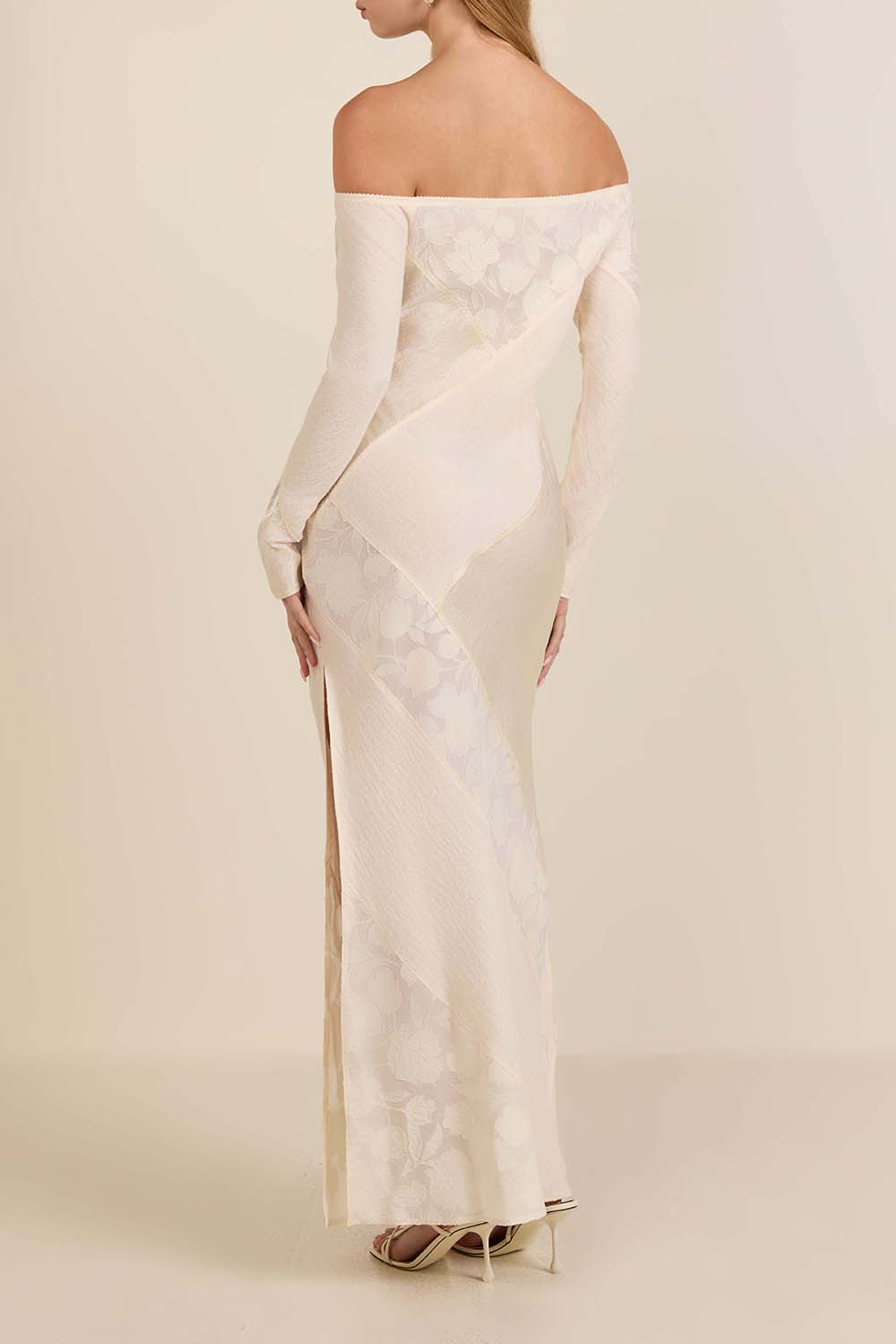 תמונת דוגמן אחורית של שמלת אוף שולדר