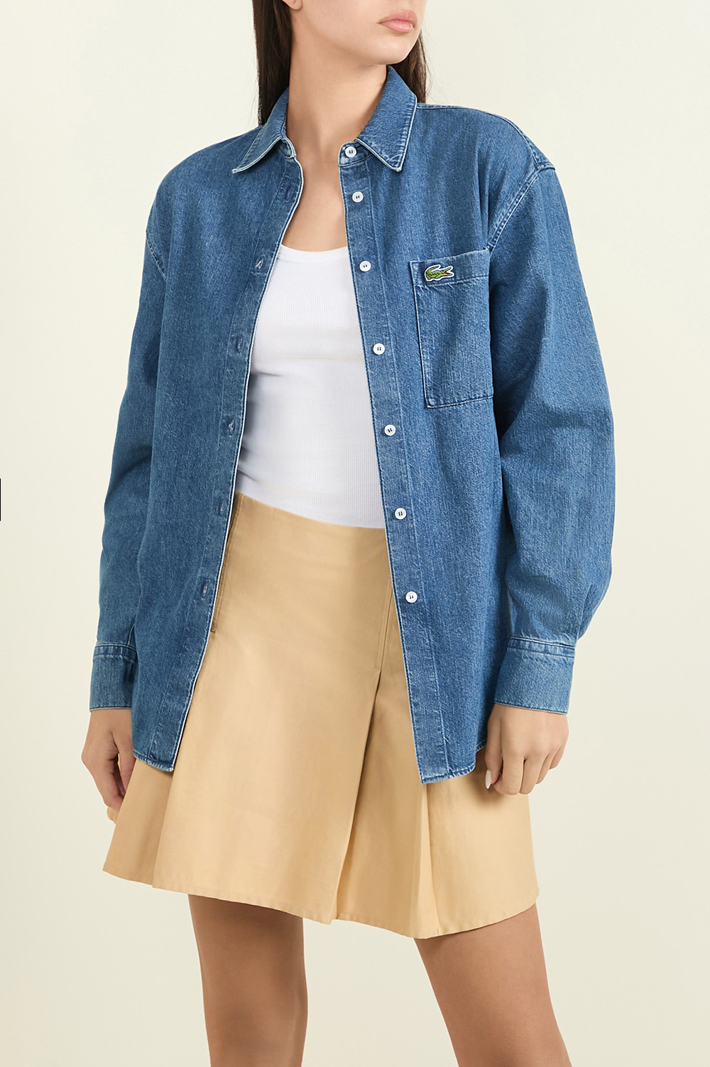 תמונת דוגמן קידמית של חולצת ג'ינס אוברסייז