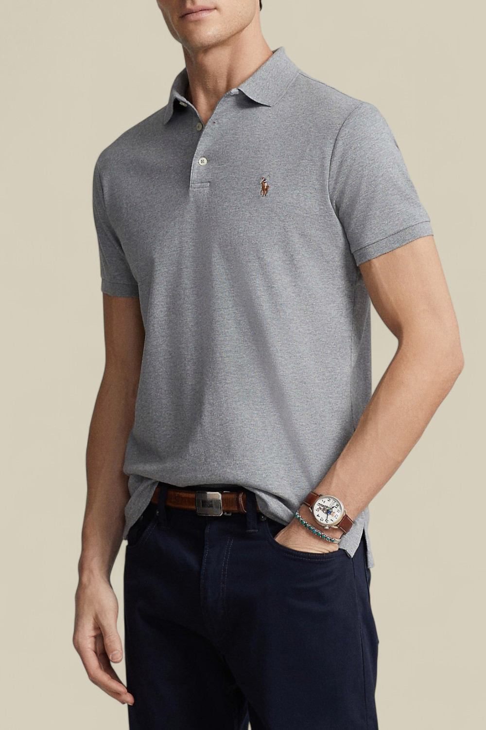 תמונת דוגמן קידמית של חולצת פולו קצרה