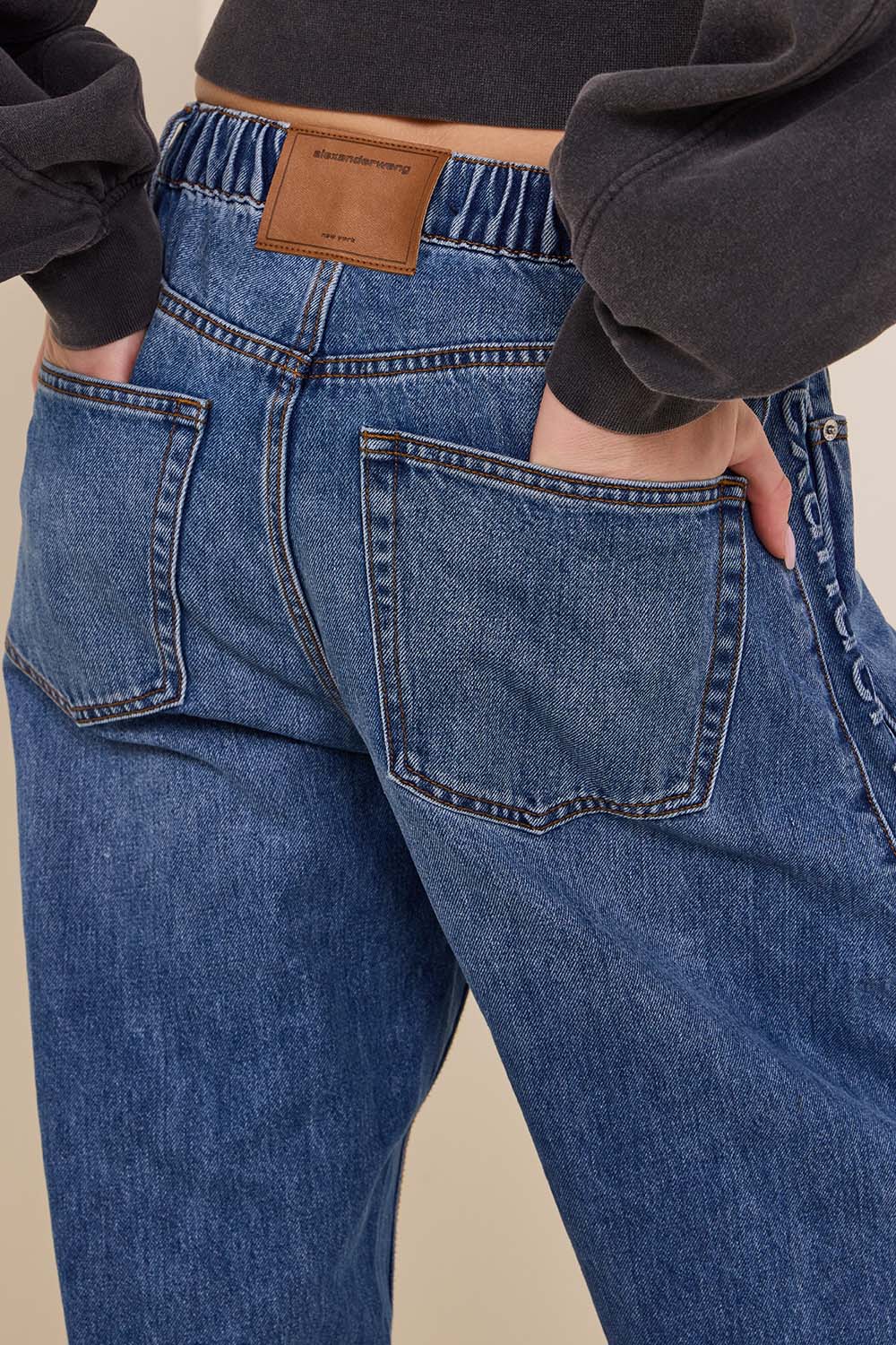 תמונת תקריב דוגמן של מכנסי ג'ינס בגזרה רחבה