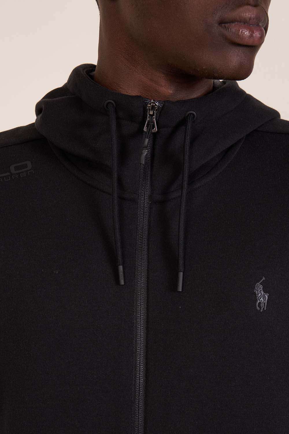 תמונת תקריב דוגמן של סווטשירט קפוצ'ון