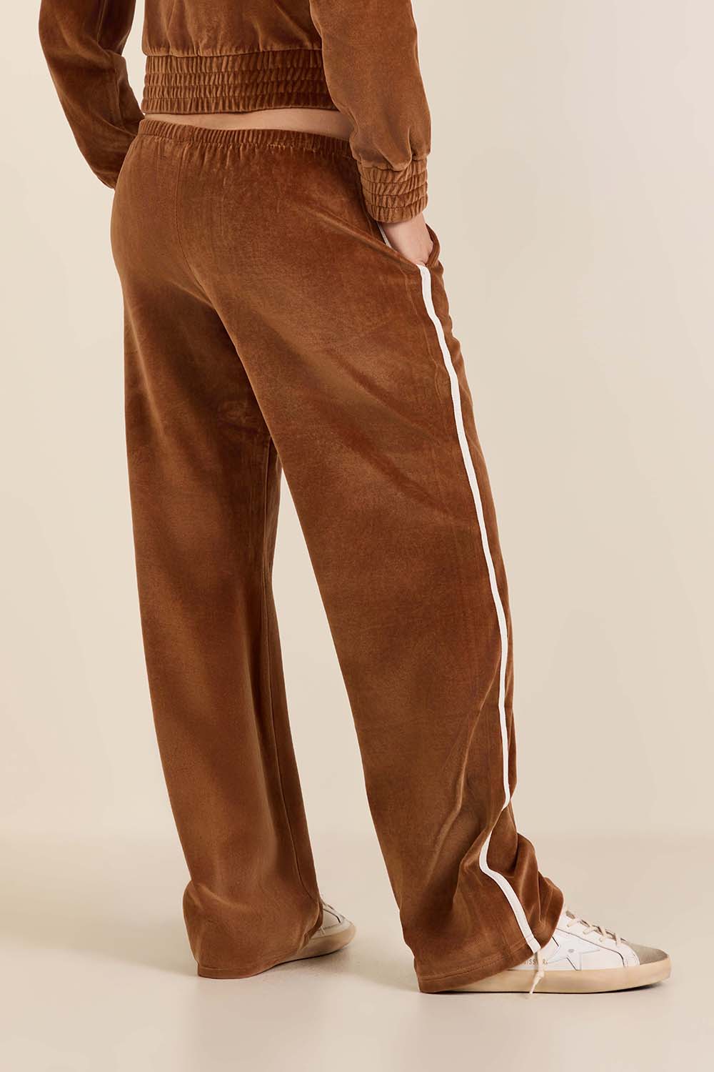 תמונת דוגמן אחורית של מכנסי ג'וגר קטיפה