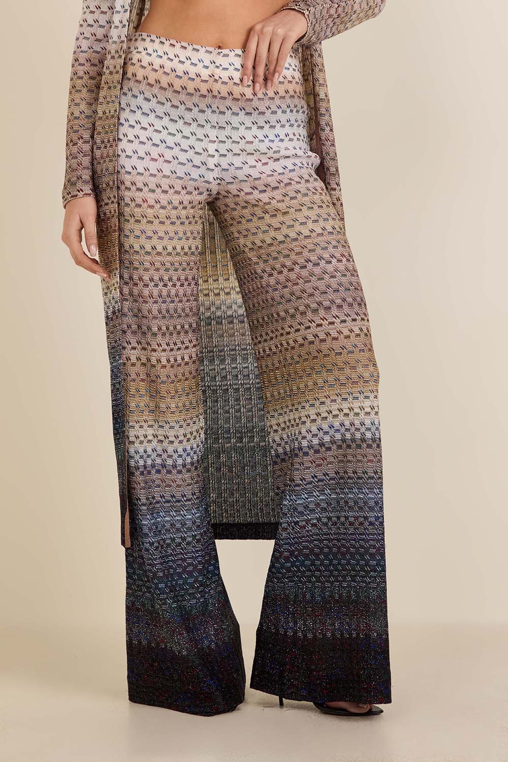 תמונת דוגמן קידמית של מכנסיים ארוכים