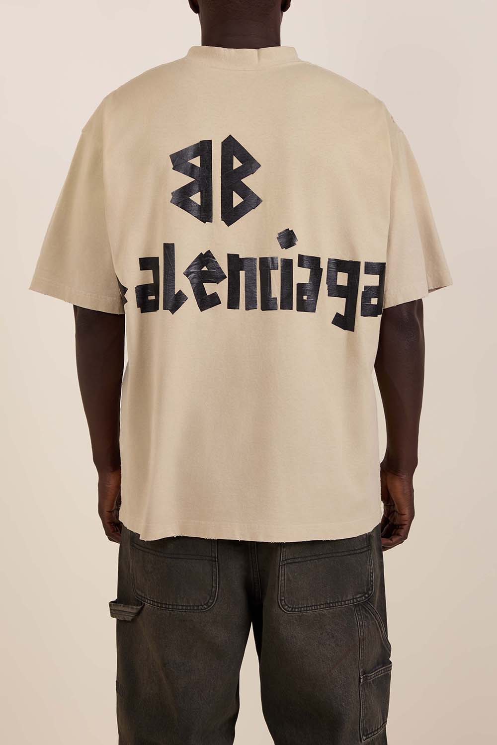 תמונת דוגמן אחורית של חולצת טי