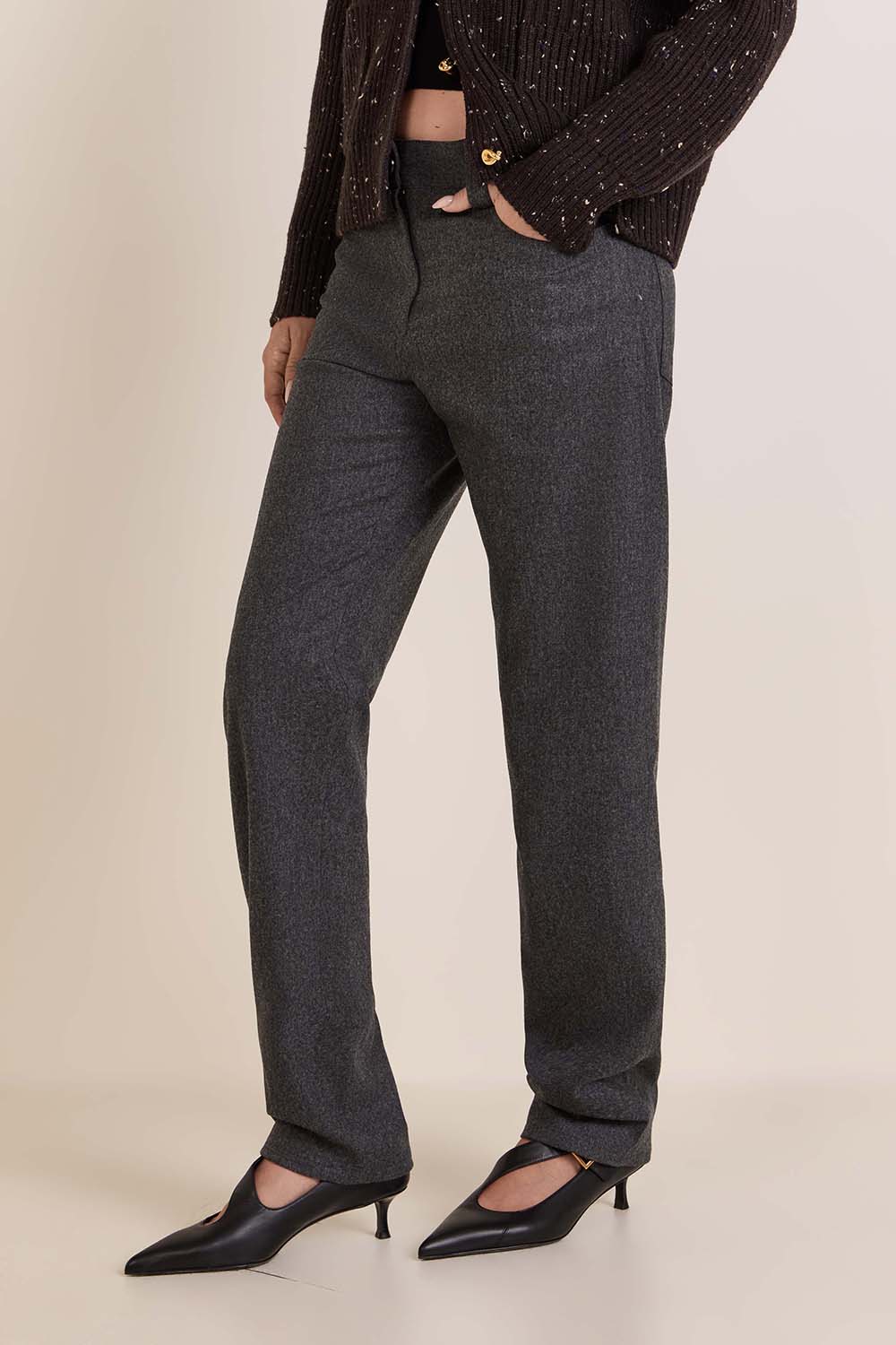 תמונת דוגמן קידמית של מכנסי צמר