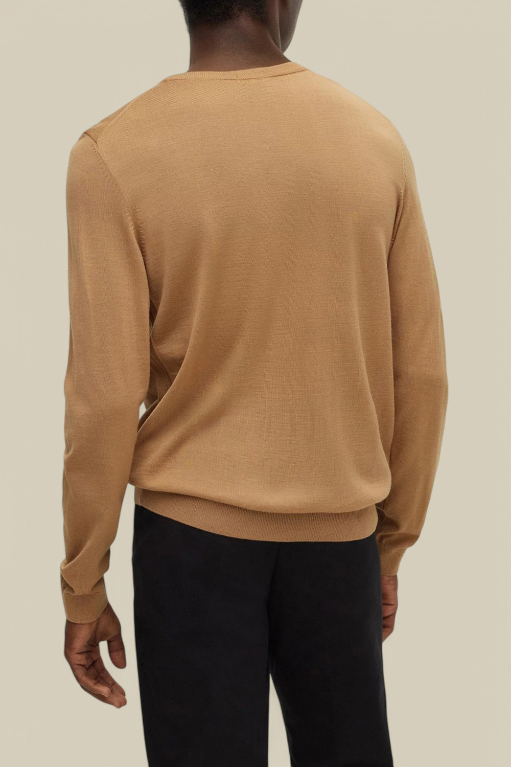 תמונת דוגמן אחורית של חולצת סריג