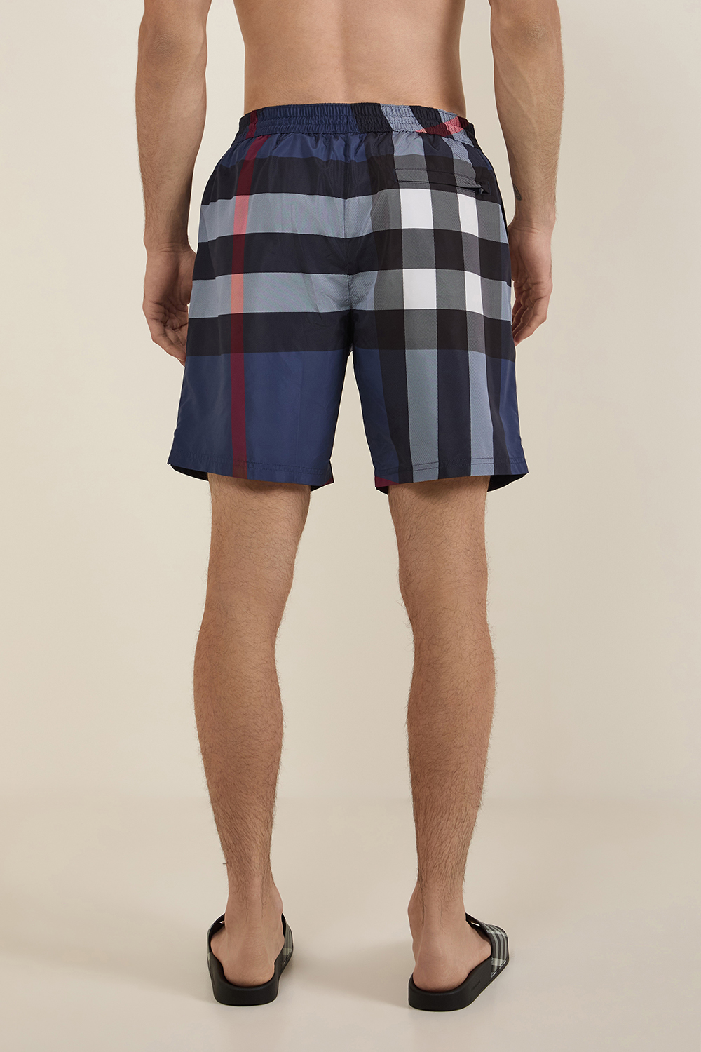 תמונת דוגמן אחורית של מכנסי בגד ים