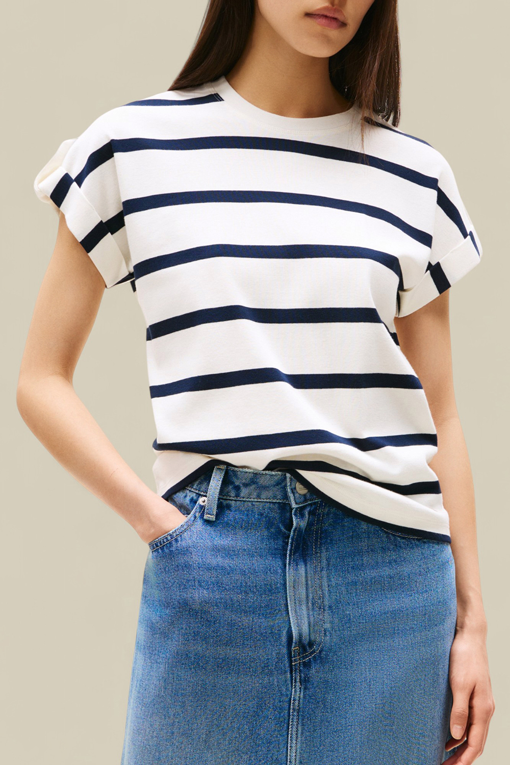 תמונת תקריב דוגמן של חולצת טי עם כפתור זהוב