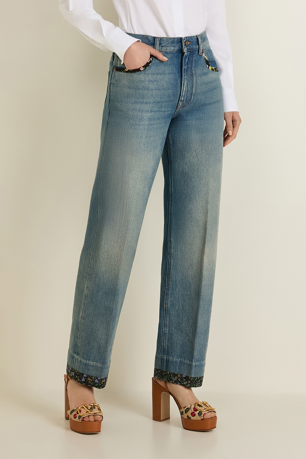 תמונת דוגמן קידמית של מכנסי ג'ינס בגזרה ישרה