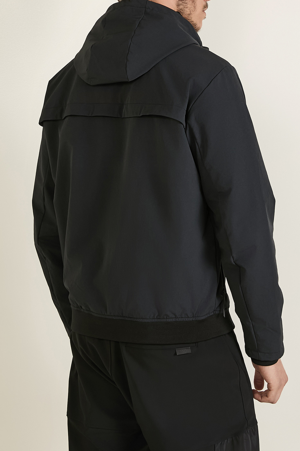 תמונת דוגמן אחורית של מעיל רוח