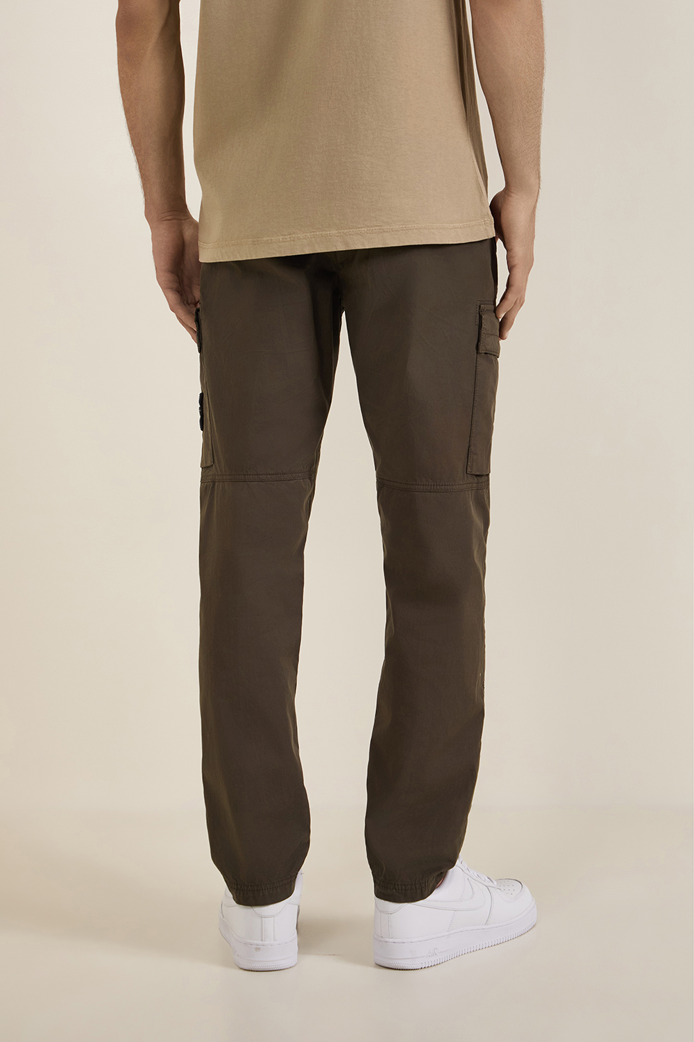 תמונת דוגמן אחורית של מכנסי קרגו