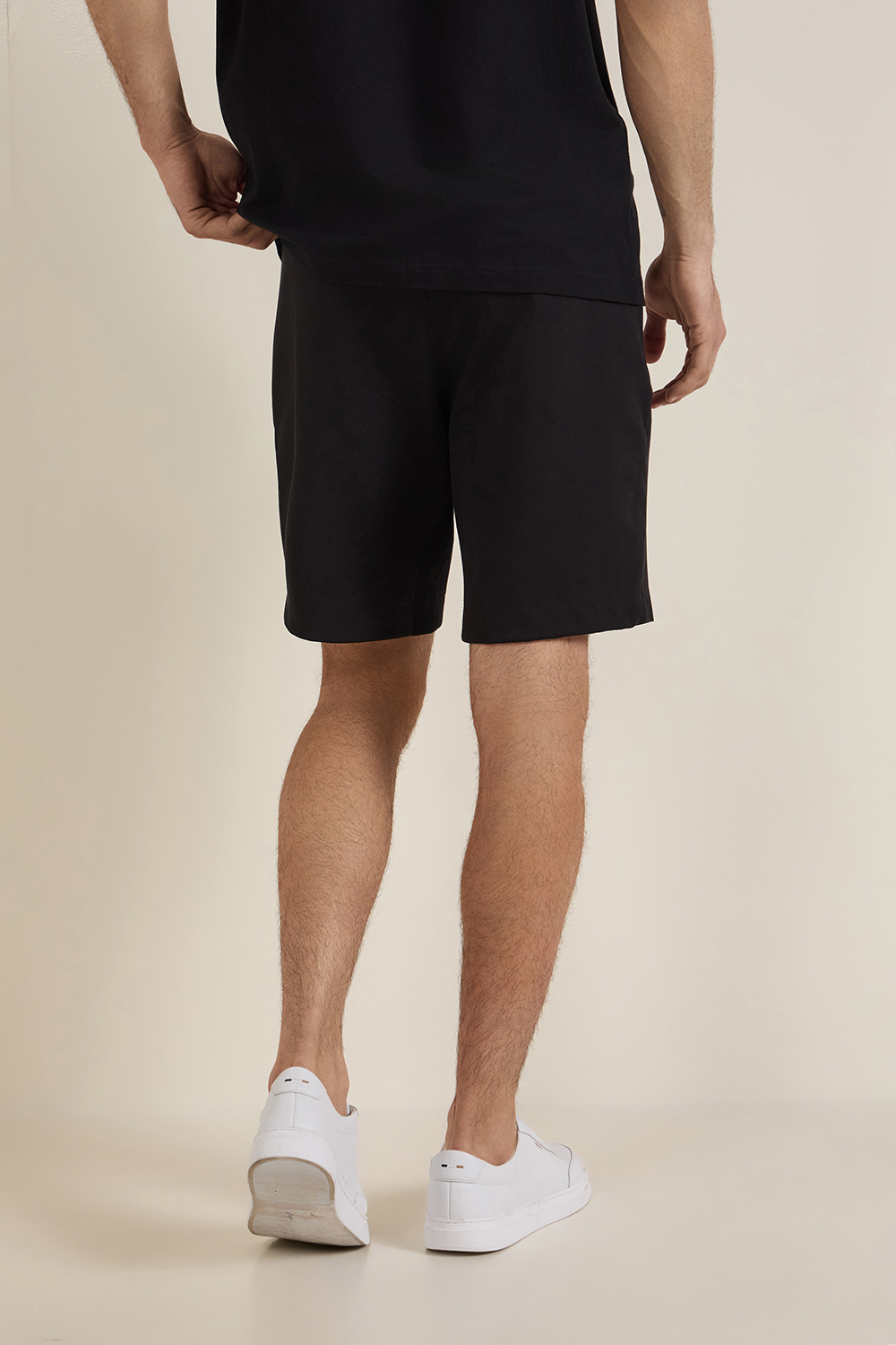 תמונת דוגמן אחורית של מכנסי ברמודה