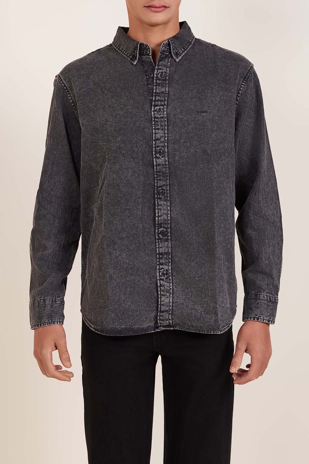 תמונת דוגמן קידמית של חולצת כפתורים ג'ינס