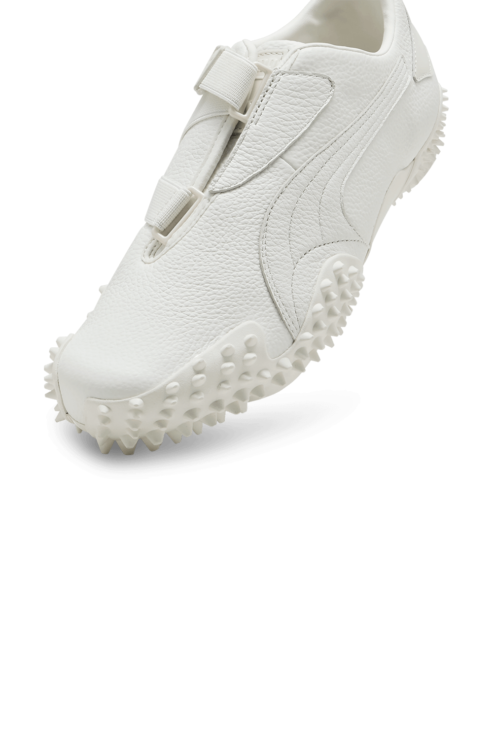 תמונת תקריב של נעלי סניקרס מוסטרו