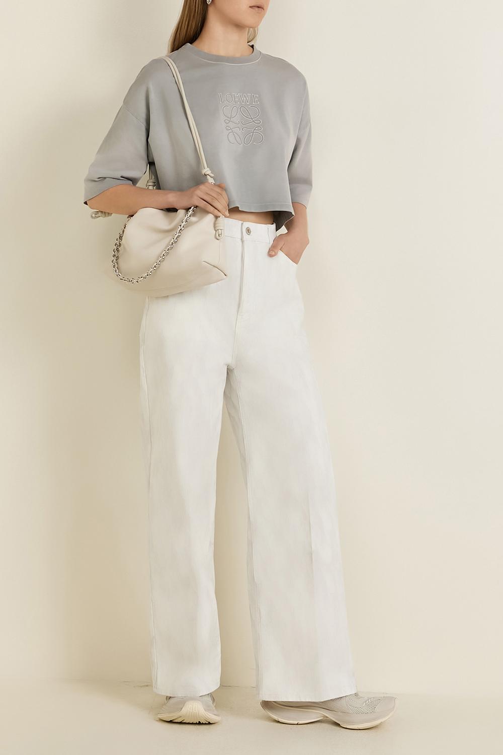 תמונת דוגמן קידמית של נעלי סניקרס