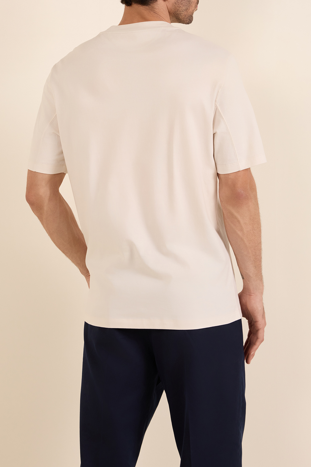 תמונת דוגמן אחורית של חולצת טי