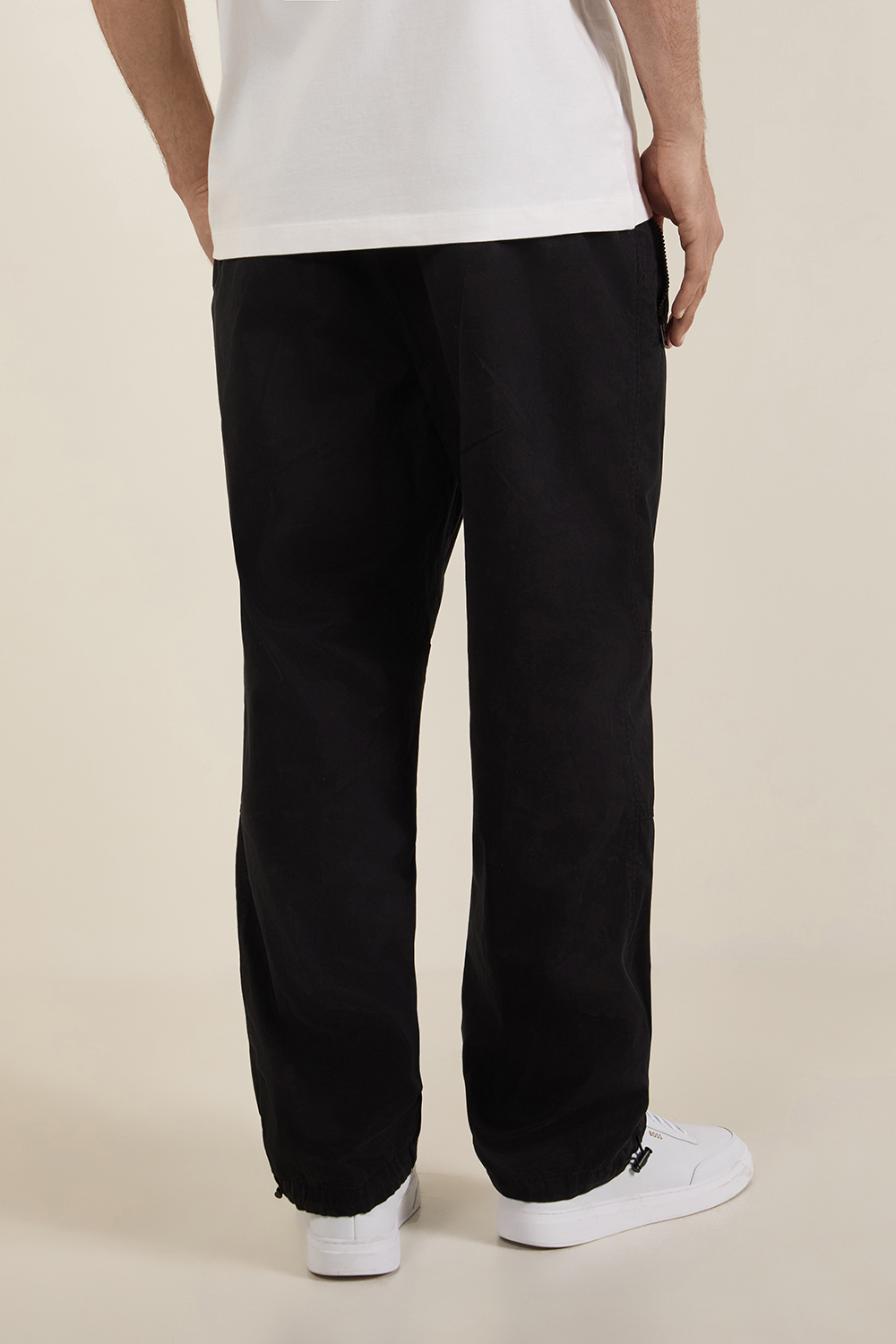 תמונת דוגמן אחורית של מכנסיים ארוכים