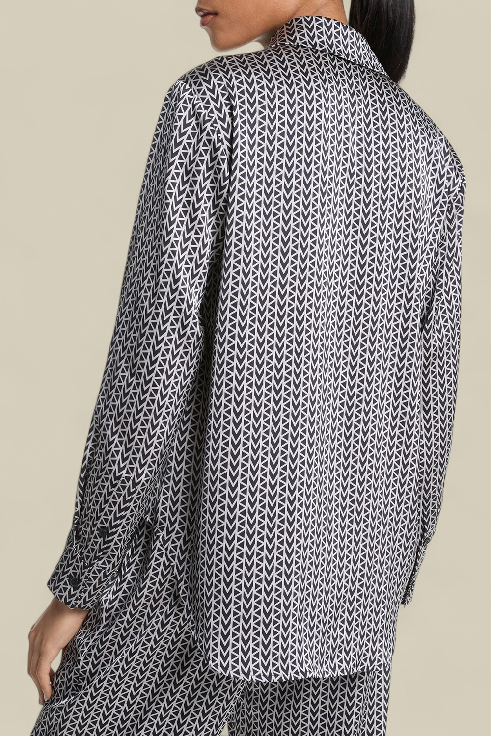 תמונת דוגמן אחורית של חולצה מכופתרת