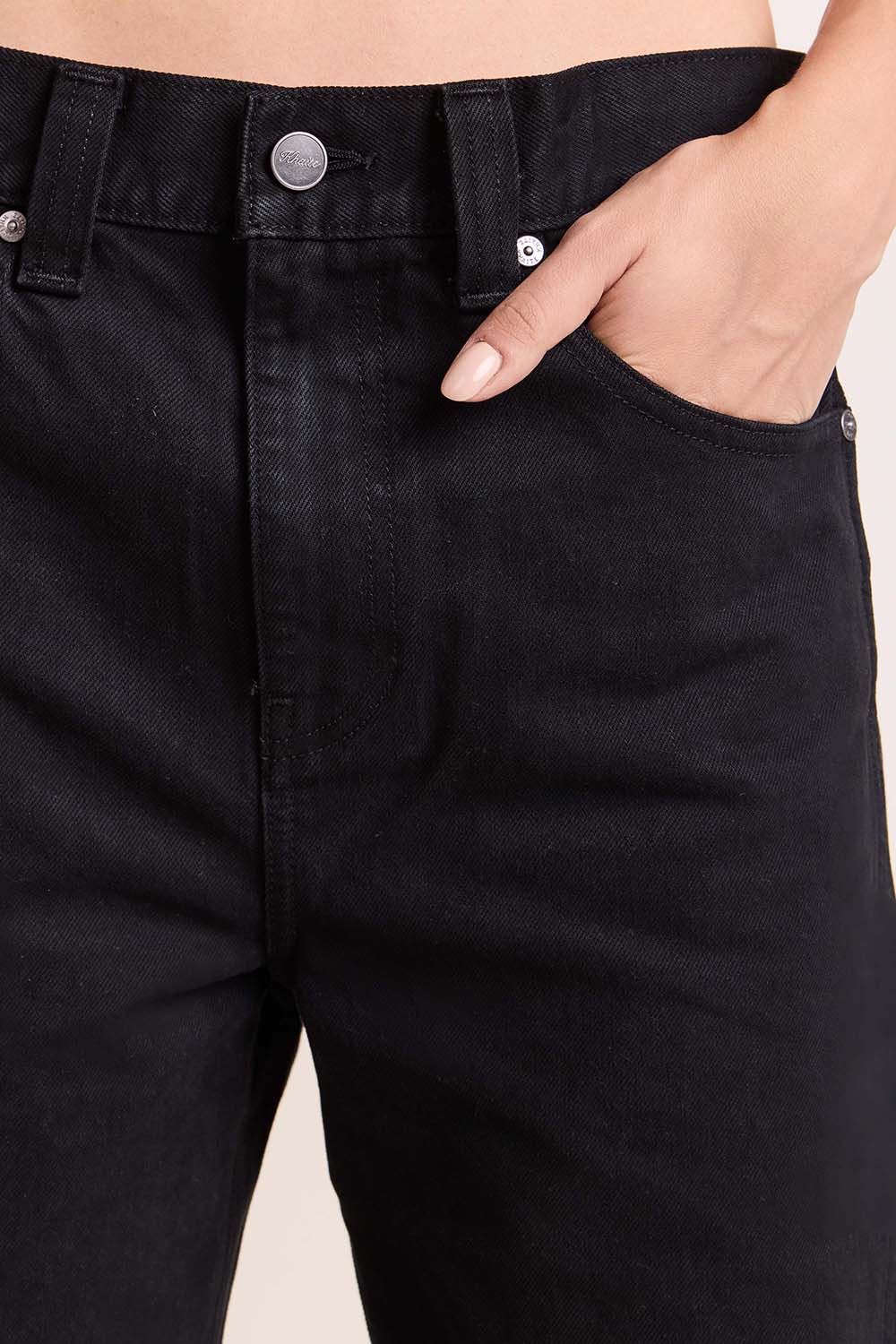 תמונת תקריב דוגמן של מכנסי ג'ינס מתרחבים