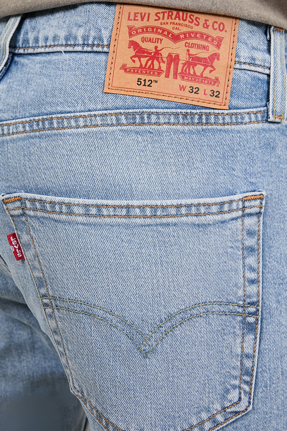 תמונת תקריב דוגמן של מכנסי ג'ינס סלים טאפר 512