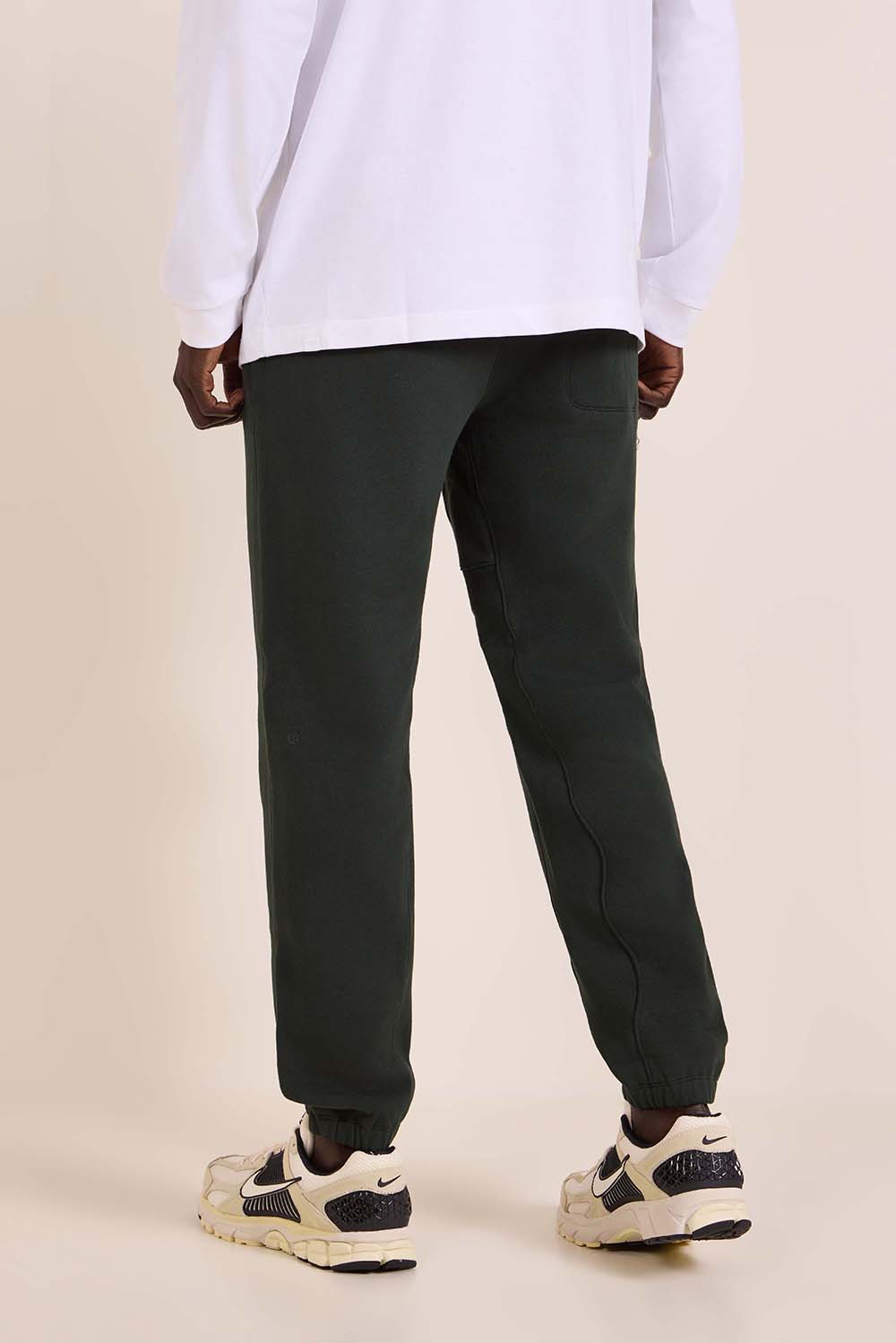 תמונת דוגמן אחורית של Steady State Classic-Fit Jogger Regular