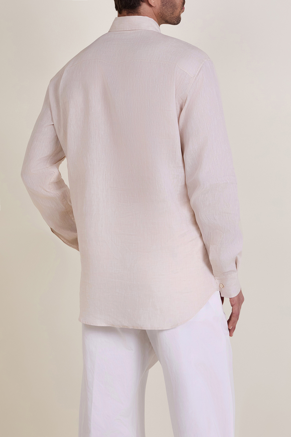 תמונת דוגמן אחורית של חולצת כפתורים