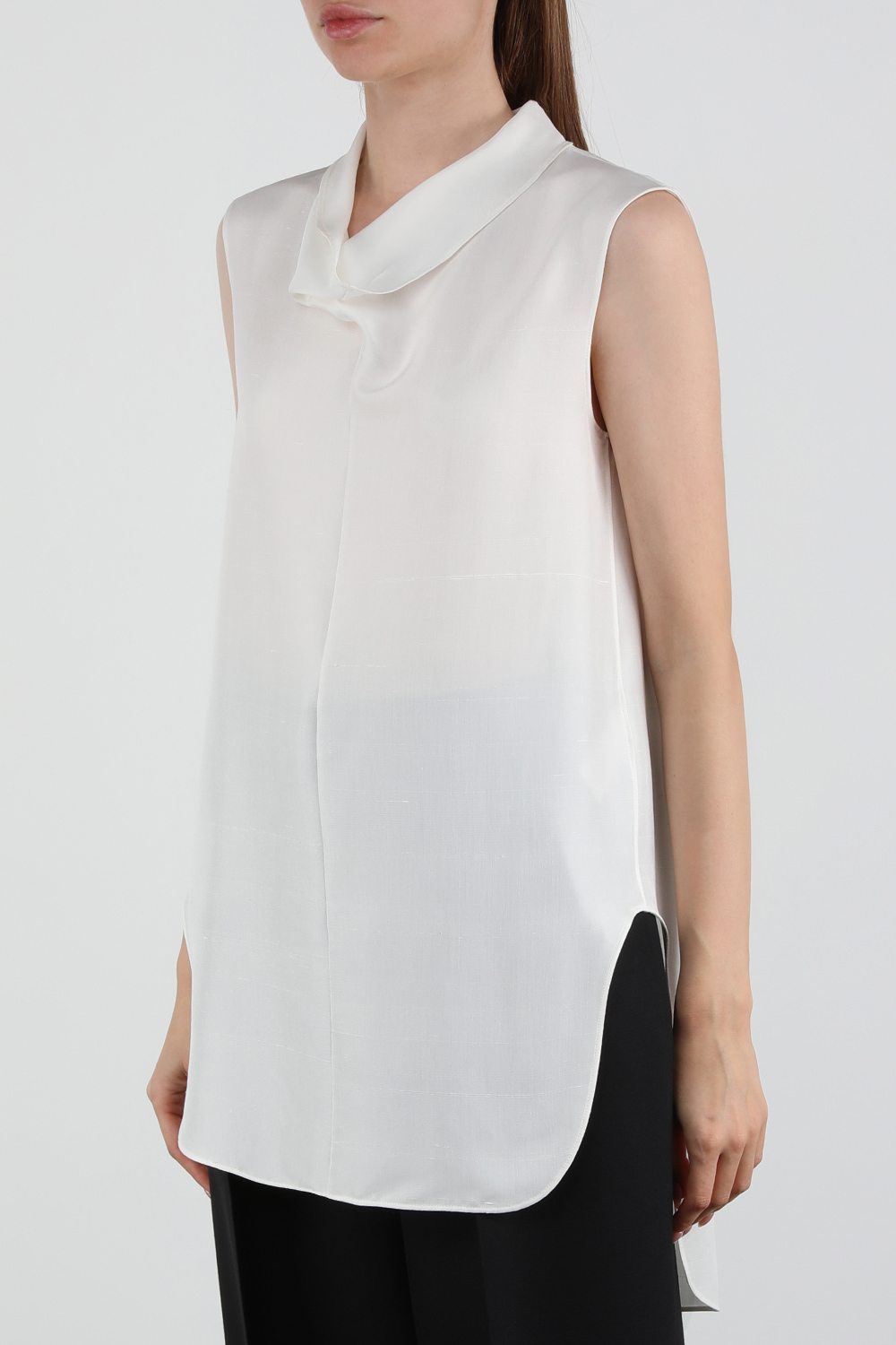 תמונת דוגמן קידמית של חולצת משי ללא שרוולים