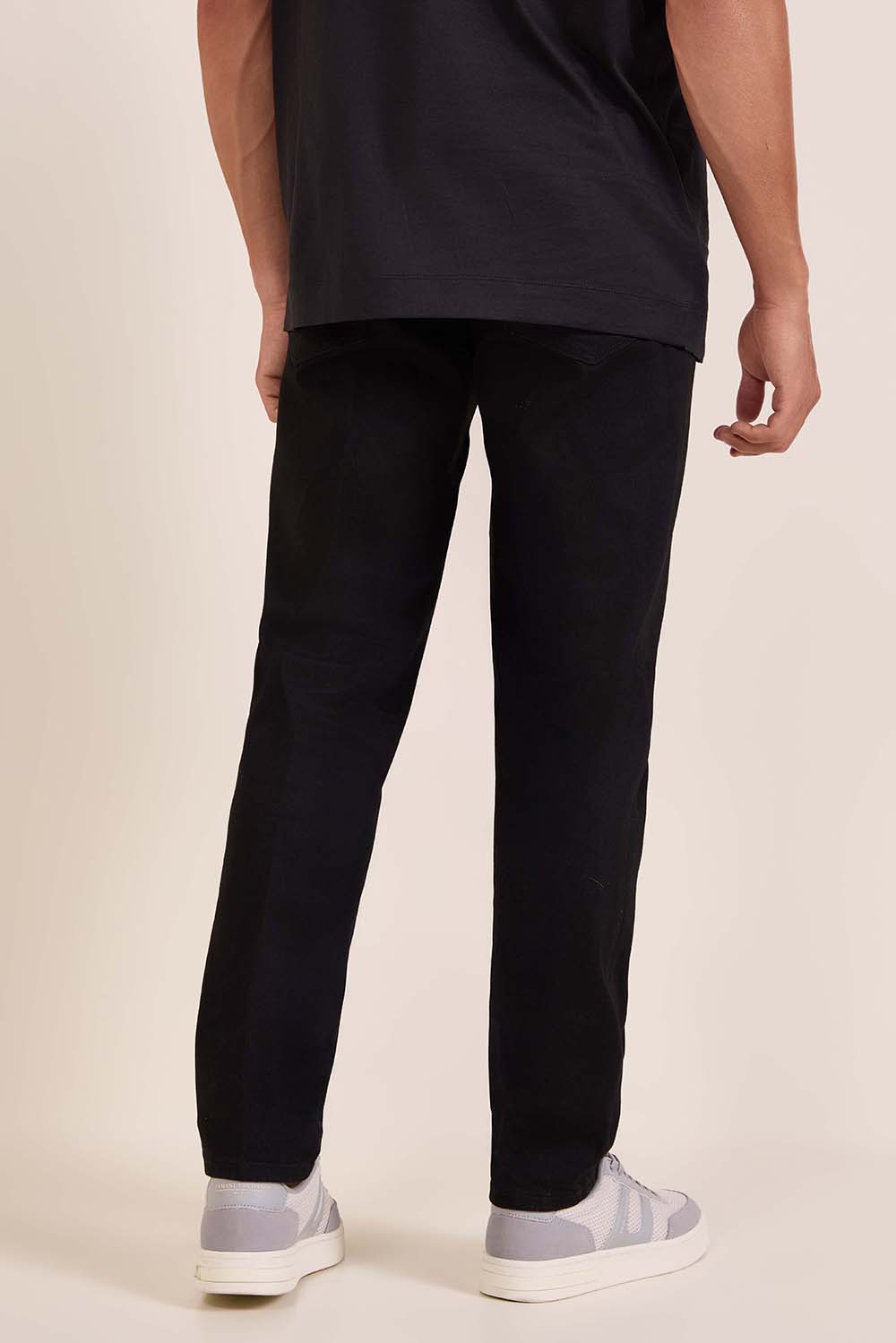 תמונת דוגמן אחורית של מכנסי ג'ינס סלים פיט