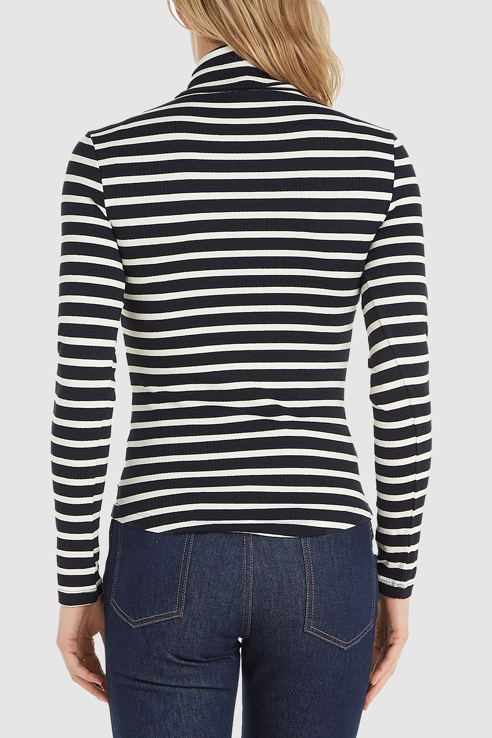 תמונת דוגמן אחורית של חולצת גולף בהדפס פסים