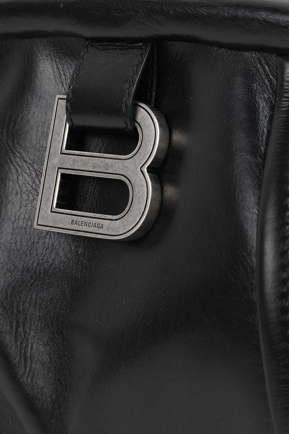 תמונת תקריב של תיק פריים קלאץ' מעור שחור