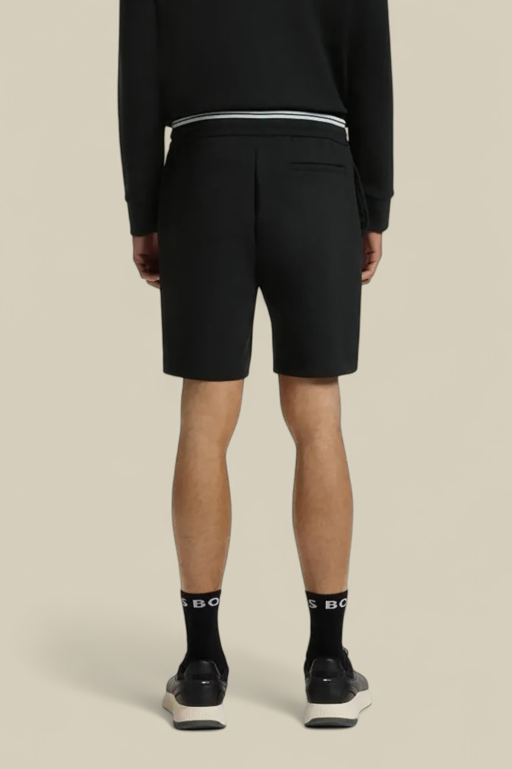 תמונת דוגמן אחורית של מכנסיים קצרים