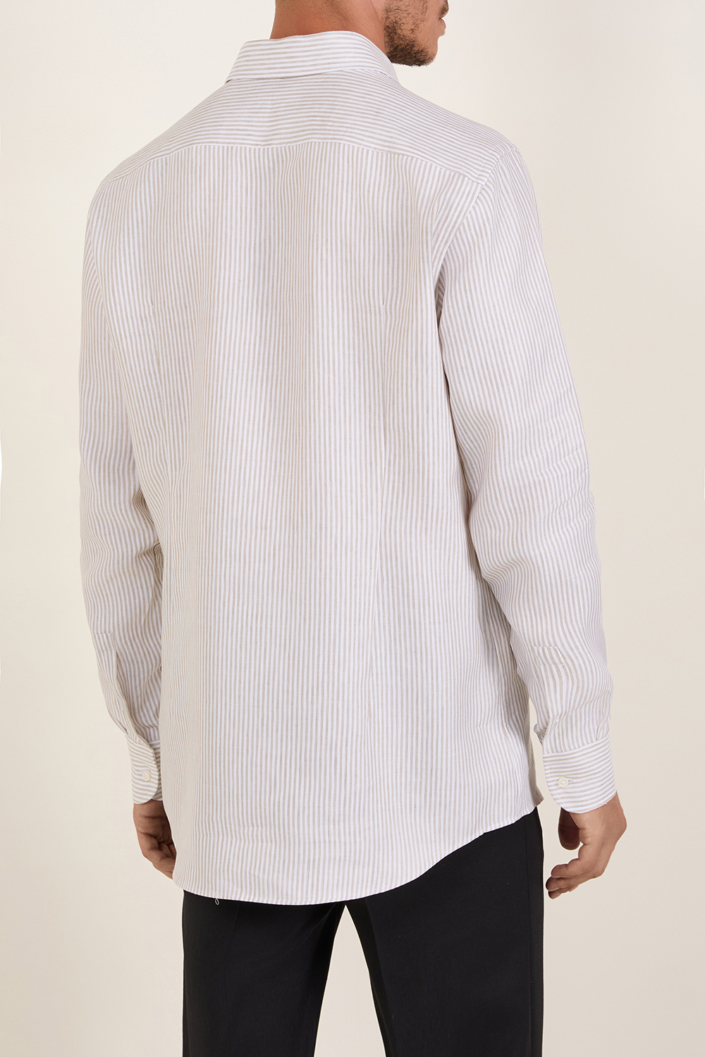 תמונת דוגמן אחורית של חולצה מכופתרת