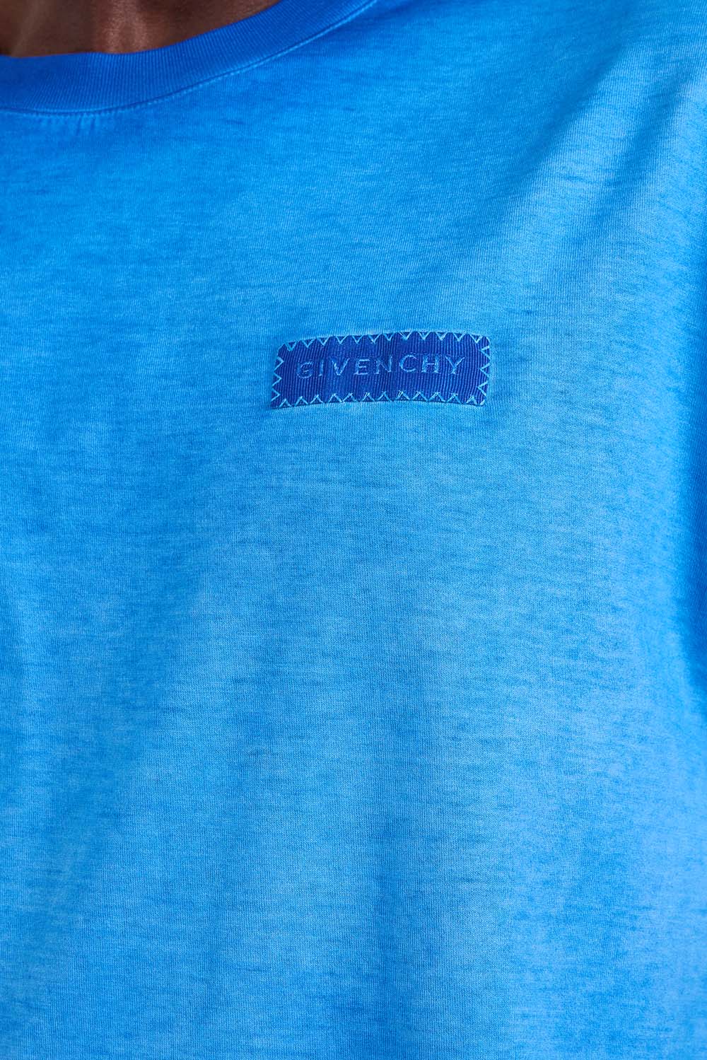 תמונת תקריב דוגמן של חולצת טי