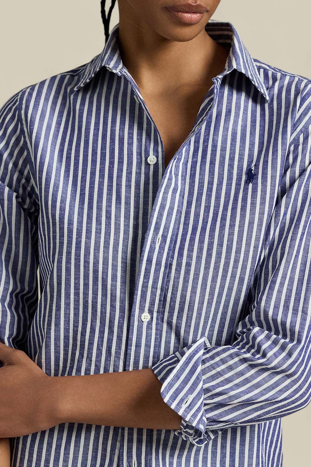 תמונת תקריב דוגמן של חולצת כפתורים