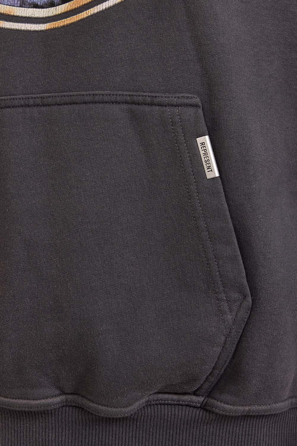 תמונת תקריב דוגמן של קפוצ'ון כותנה עם הדפס