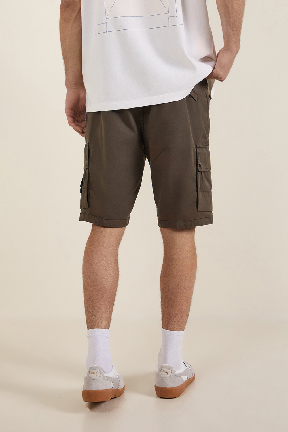 תמונת דוגמן אחורית של מכנסי ברמודה סלים פיט