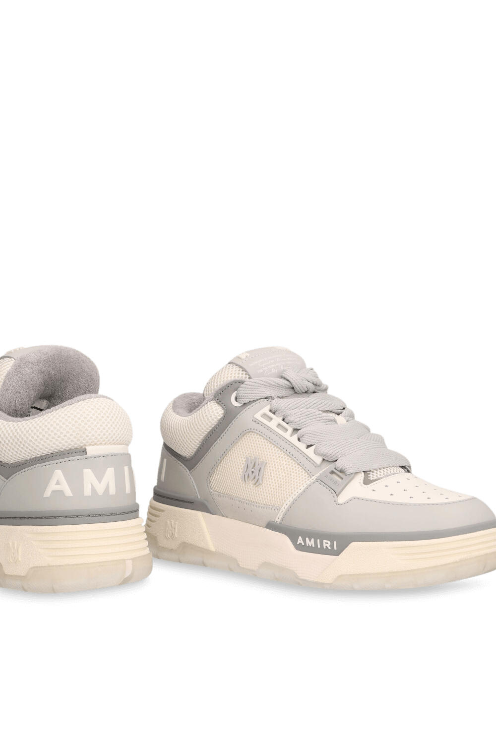 תמונת תקריב של נעלי סניקרס