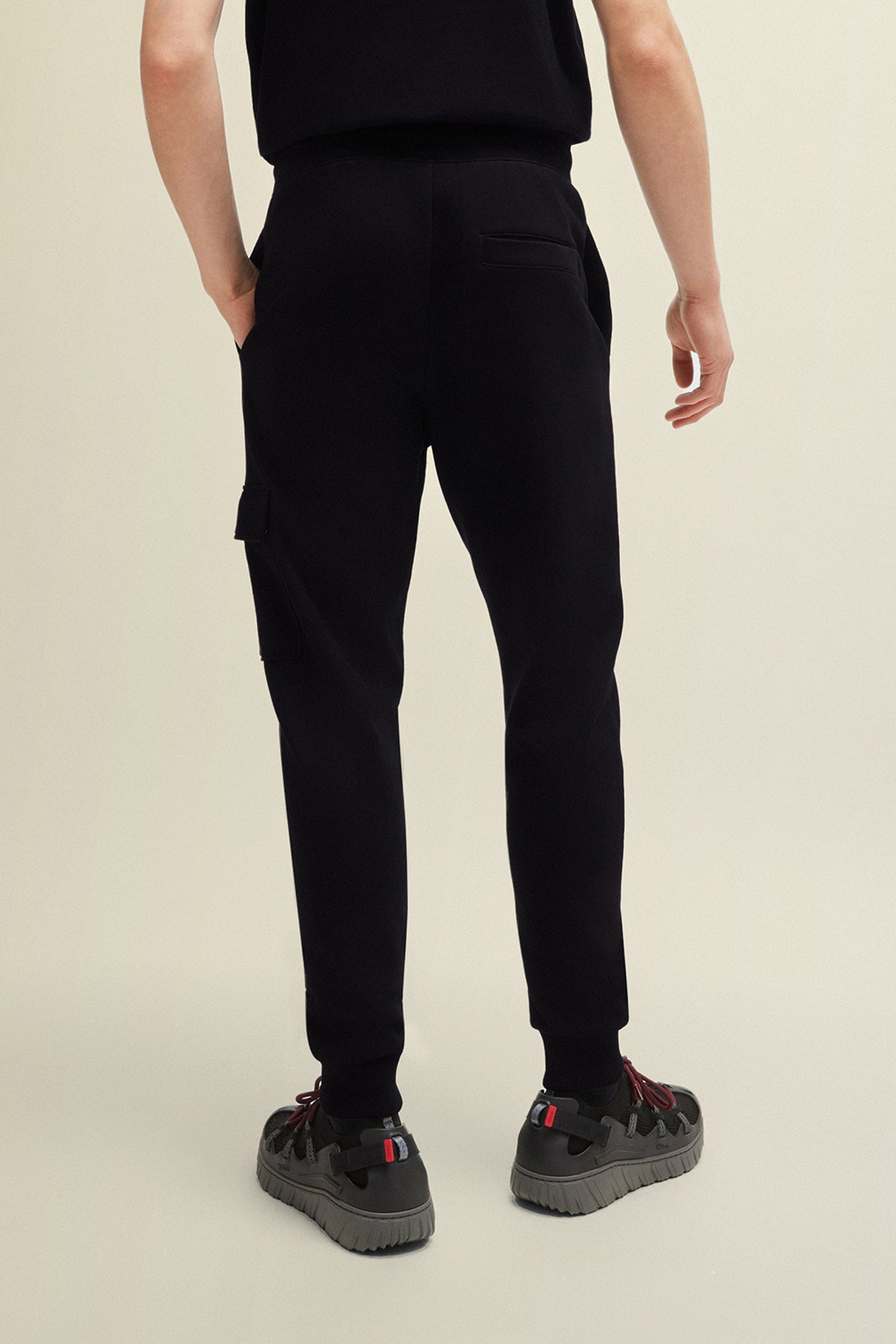 תמונת דוגמן אחורית של מכנסי ג'וג ארוכים