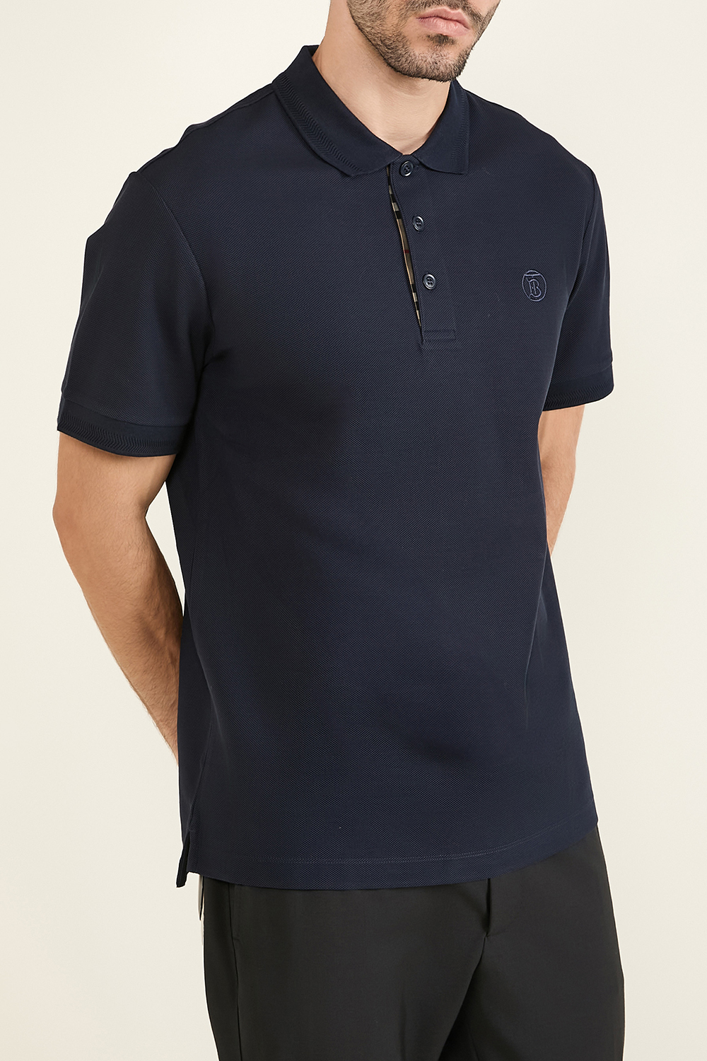 תמונת דוגמן קידמית של חולצת פולו קצרה