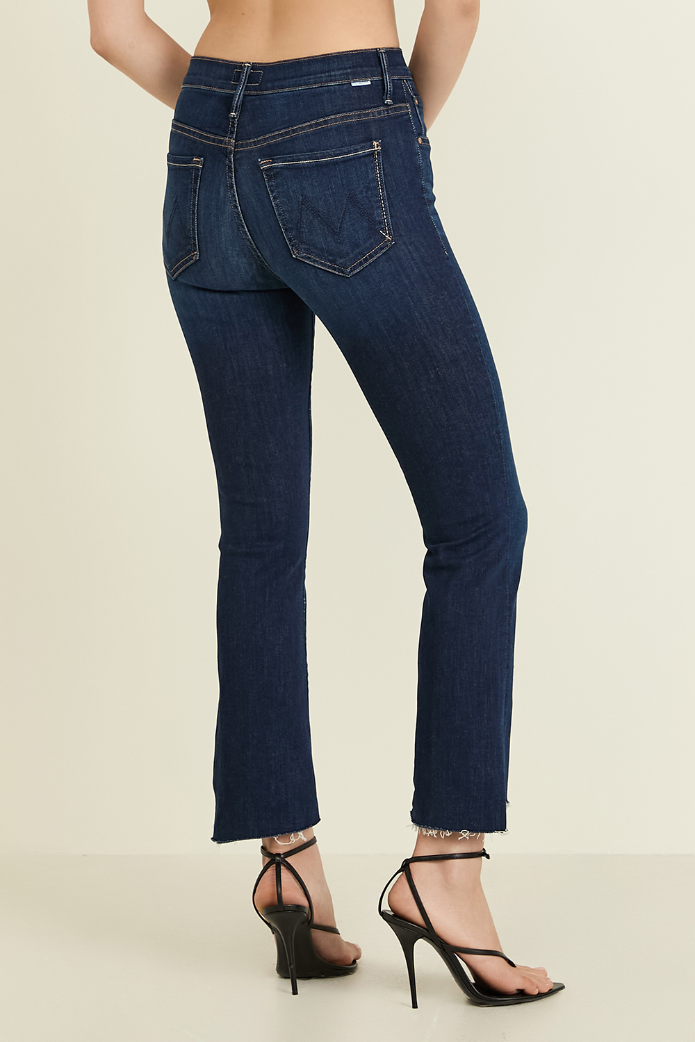 תמונת דוגמן אחורית של מכנסי ג'ינס קרופ