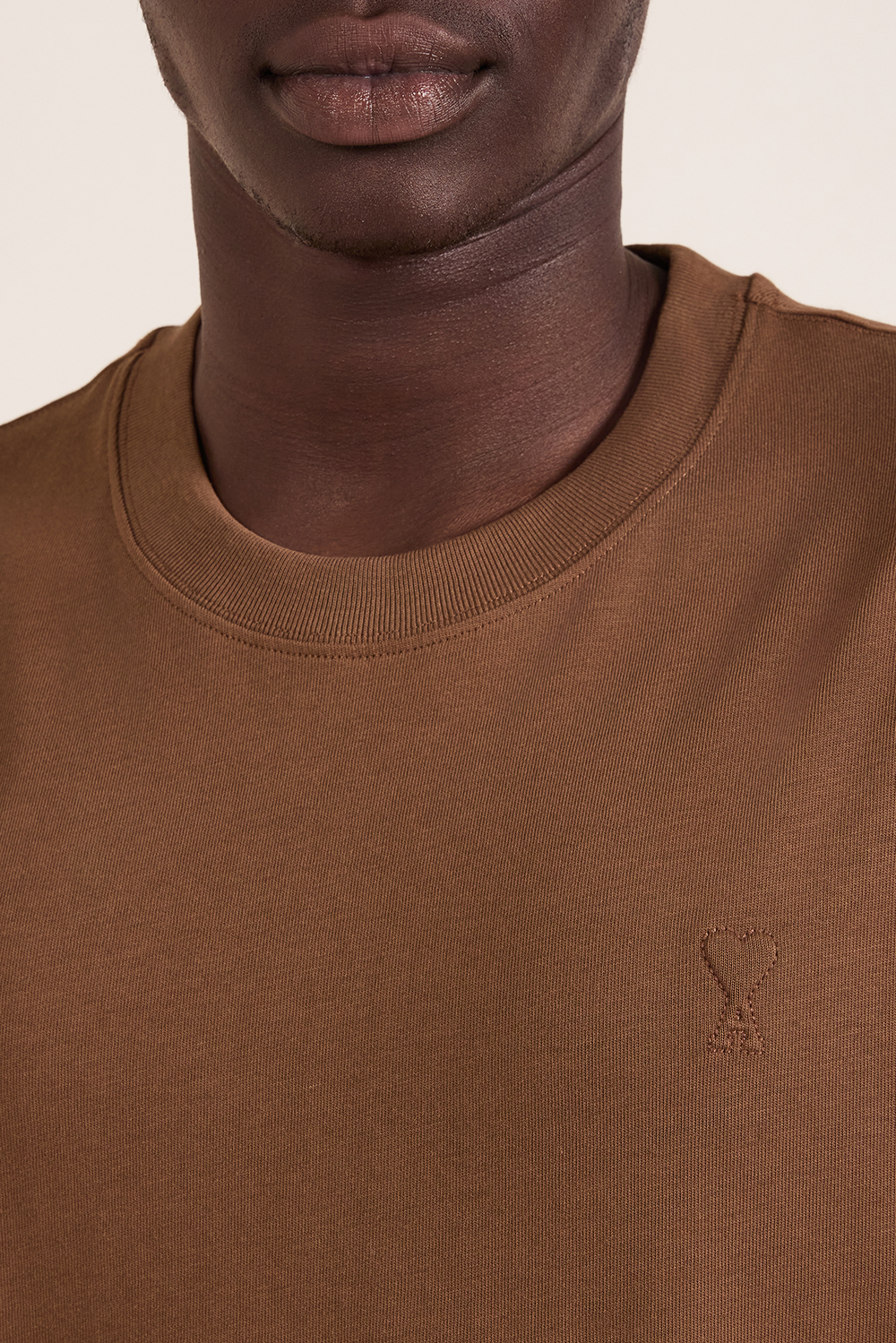 תמונת תקריב דוגמן של חולצת טי