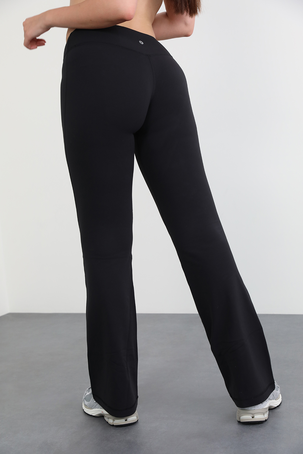 תמונת דוגמן אחורית של Align Lr Flare Pant 32Inch