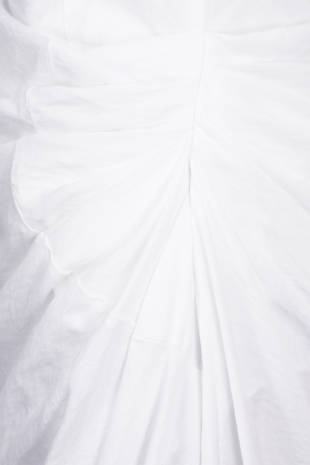 תמונת תקריב של שמלת מקסי א-סימטרית