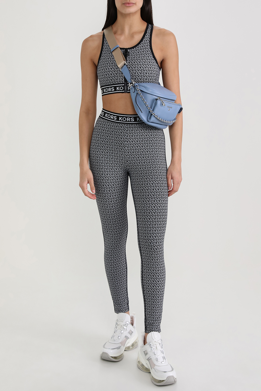 תמונת דוגמן קידמית של תיק קרוס מעור מגורען עם שרשרת מתכת