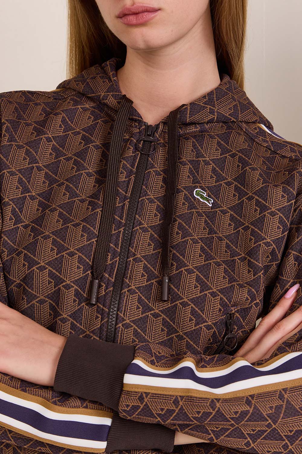 תמונת תקריב דוגמן של סווטשירט קפוצ'ון