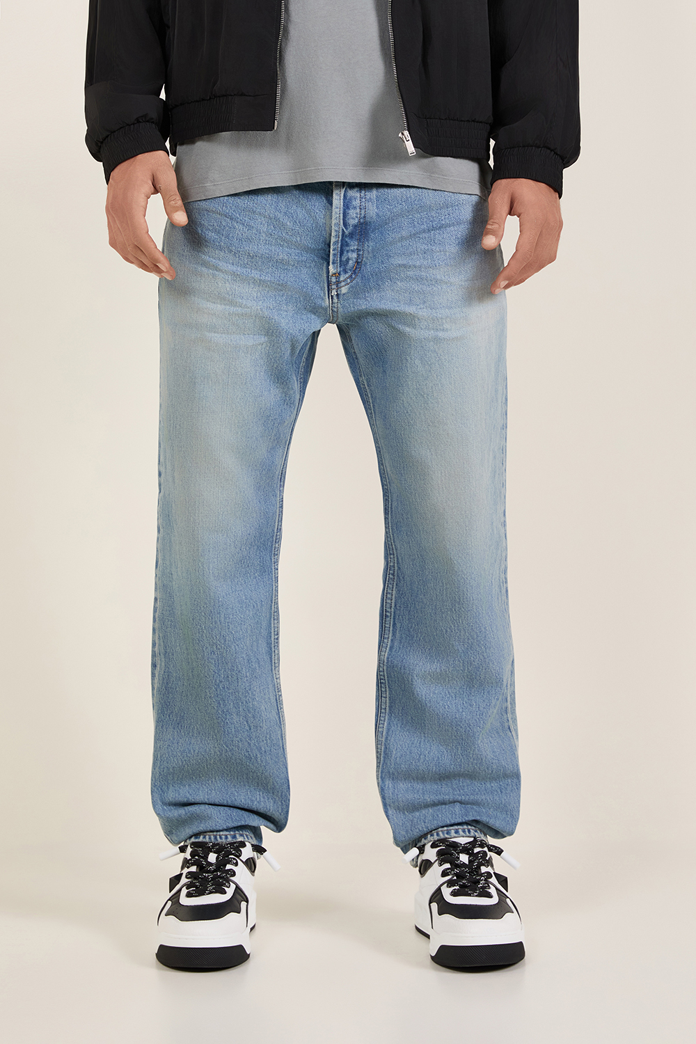 תמונת דוגמן קידמית של מכנסי ג'ינס בגזרה ישרה